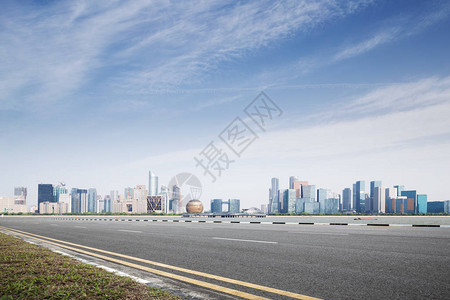 蓝天下杭州钱江新城空荡的柏油路与城市景观高清图片
