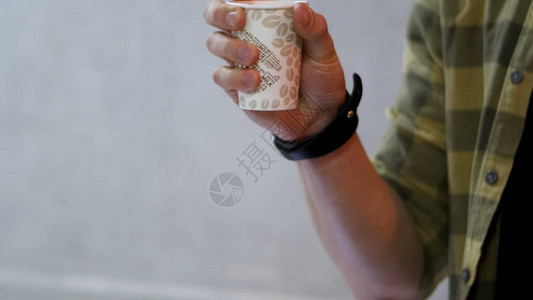 手拿着一杯咖啡手拿着纸杯咖啡拿着杯子的男图片