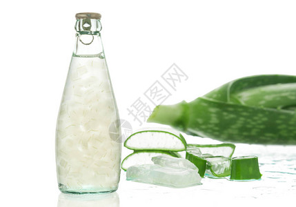 芦荟汁在白色背景上孤立的玻璃可以帮助中和自由基促进衰老并有助于图片