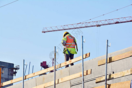 一名建筑工人建筑工地图片