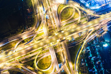 夜间轻型汽车行驶时跨越交背景图片