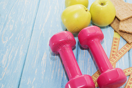 健康饮食概念小哑铃苹果健康生活方式体育健身图片