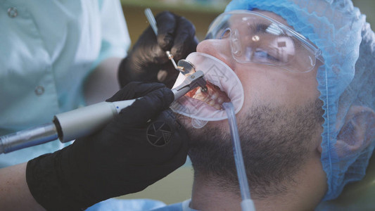 口腔病男病人在牙医图片