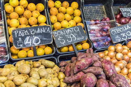 与热带水果和蔬菜的市场摊位图片