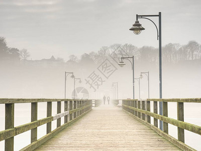 标志渔捞码头的薄雾黄昏木头码栏杆木图片
