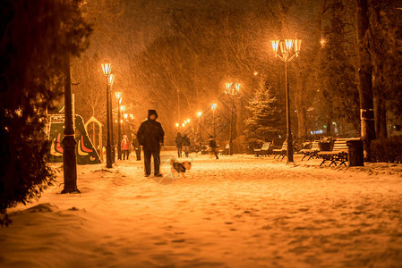 美丽的夜雪风景和男人在背景图片