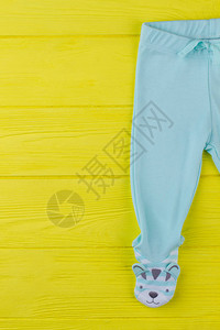 黄底儿童裤腿的刻画图象在黄色图片