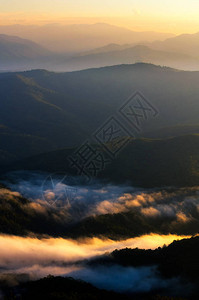 泰国晨雾山美景日出的垂直软焦点图像旅游景图片