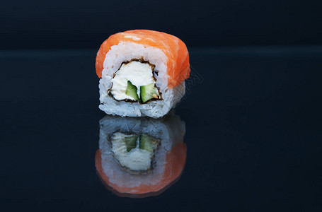 石头深色背景上的寿司图片