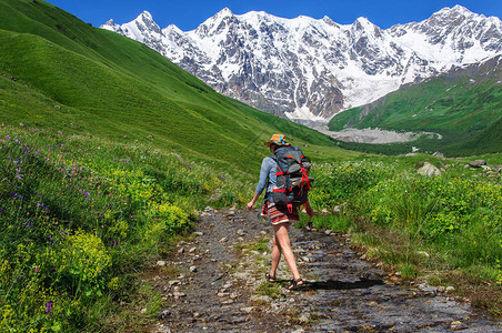 一个背包大起的游客在一条山路上登山路图片