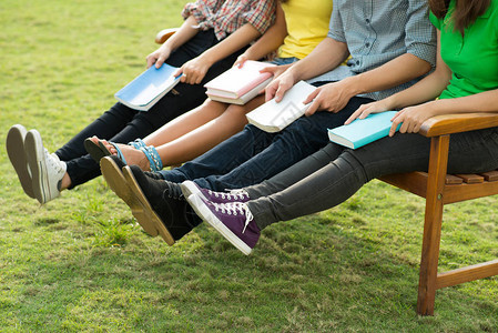 刻画学生跪着看书在长凳上玩图片
