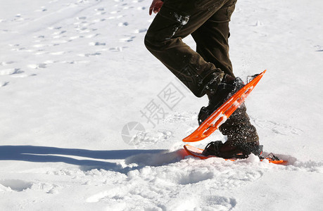 冬天男人在白雪上与橙色图片