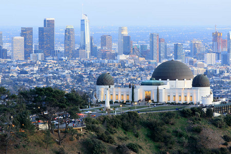 葛里菲斯天文台公园与洛杉矶天际之光在黄昏美国加利福尼亚州洛杉矶市圣莫妮卡东部山的著名纪念碑和图片