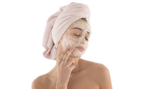 美容程序护肤理念将面部泥面膜涂在脸图片
