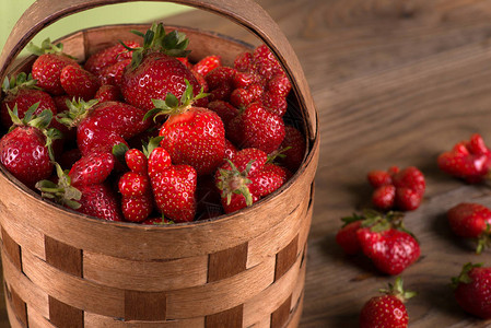 木桌上篮子里的草莓图片