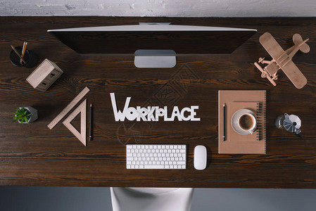 台式计算机和办公用品放在木制桌上的字形工作图片