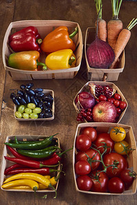盒子篮子里的新鲜蔬菜西红柿胡椒苹果辣椒胡萝图片