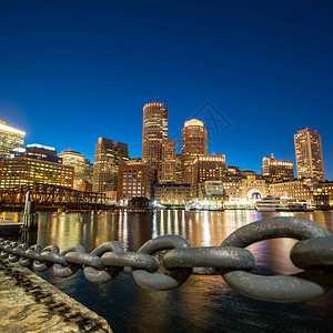 黄昏的波士顿港和金融区图片