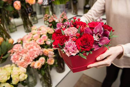 鲜花店有玫瑰香肠和兰花的礼品盒图片