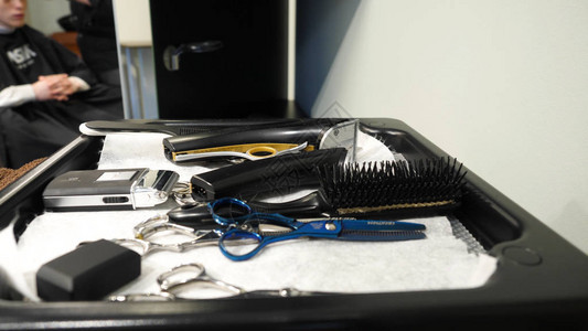 餐桌上的专业理发师工具美图片