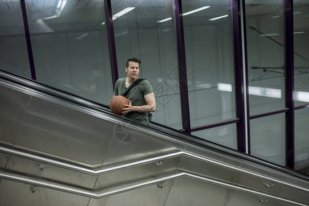 一个男人骑着地铁扶梯图片