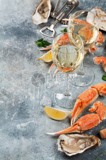 海产食品和葡萄酒牡蛎龙虾蛤在石板桌上图片