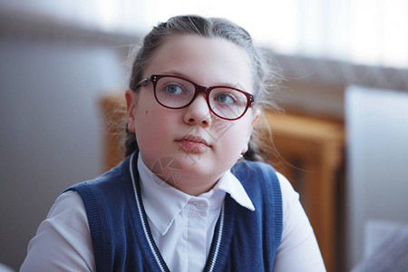 小学生在小学上课看着老师的眼镜的女孩俄罗斯的教育选择图片