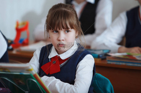 小学生在小学上课女孩看着老师俄罗斯的教育图片