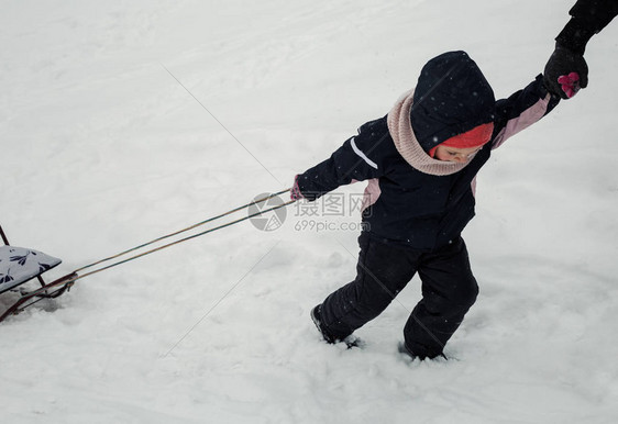 孩子拉着雪橇图片