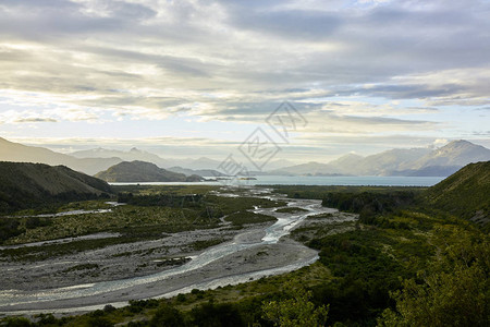 查卡布科河流入智利帕塔哥尼亚的卡斯特拉湖图片