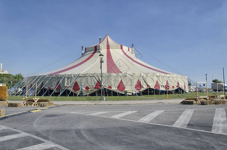 安装在广场上的马戏团帐篷的视图图片