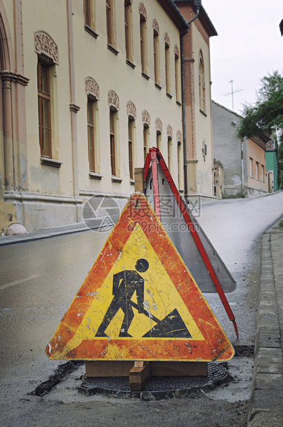 街道上建筑工程的公路关闭标志图片