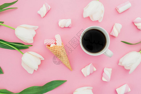 Tulips花朵与咖啡棉花糖和华夫饼甜瓜的杯子图片
