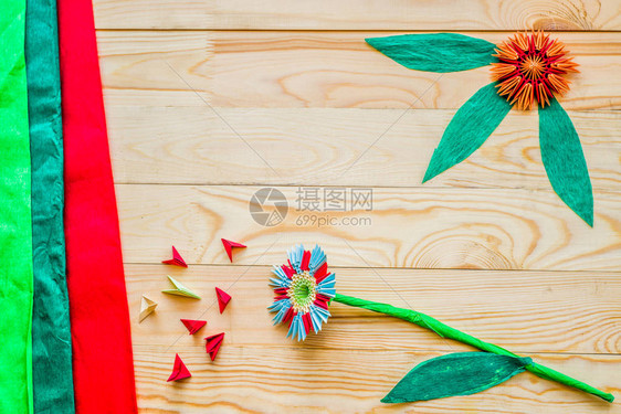模块折纸花与纸和木制背景上的模块图片