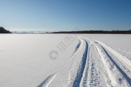 汽车轮胎在雪地上留下的痕迹图片
