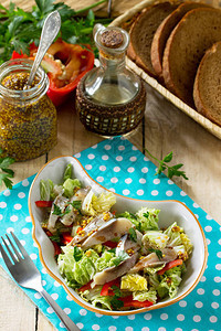 复活节食谱节日零食餐桌边的白菜沙拉羊肉图片