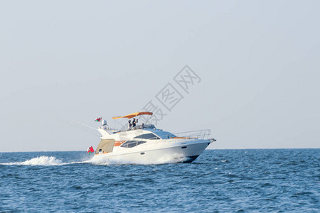 一艘商业渔船在Omanmuscat驶入北太平洋的奥曼马斯喀特岛图片