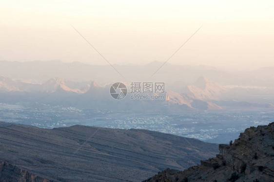 阿曼的山脉丘陵地区山羊群和绵羊在山上漫游风图片