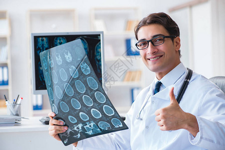 看X射线图像的放射科医生图片