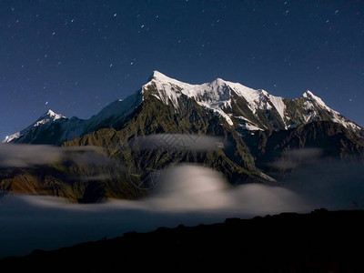 喜马拉雅山上的星空图片