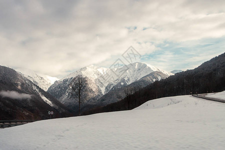 山峰雪坡滑雪场图片