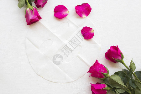 本底白色玫瑰花的皮肤外罩图片