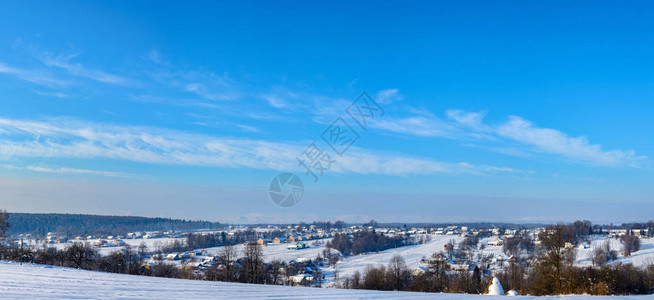 冬天在雪山上带着迷人天空的奇异乌克图片