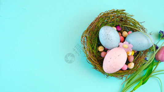 复活节快乐上面有复活节鸡蛋和装饰品在木桌背景图片