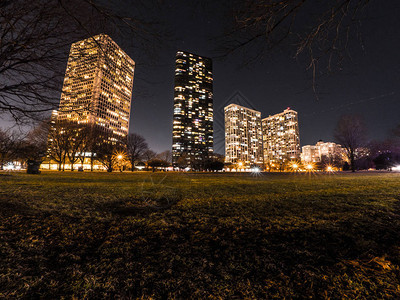 芝加哥高层住宅公寓楼和灯光的美丽长曝光夜景照片图片