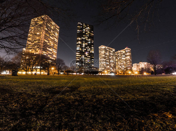 芝加哥高层住宅公寓楼和灯光的美丽长曝光夜景照片图片