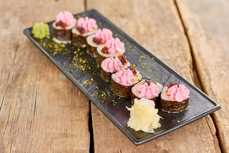 真正美食的日本寿司卷Tokobana寿司卷配生姜和芥末美味的寿司卷在图片