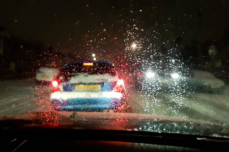 在英国的暴风雪下汽车在夜间图片