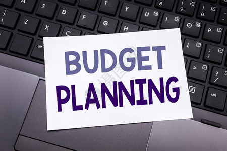 手写文本标题灵感显示预算规划财务预算的商业概念写在黑色键盘背图片