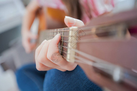 女音乐女青年女演奏古典吉他手图片